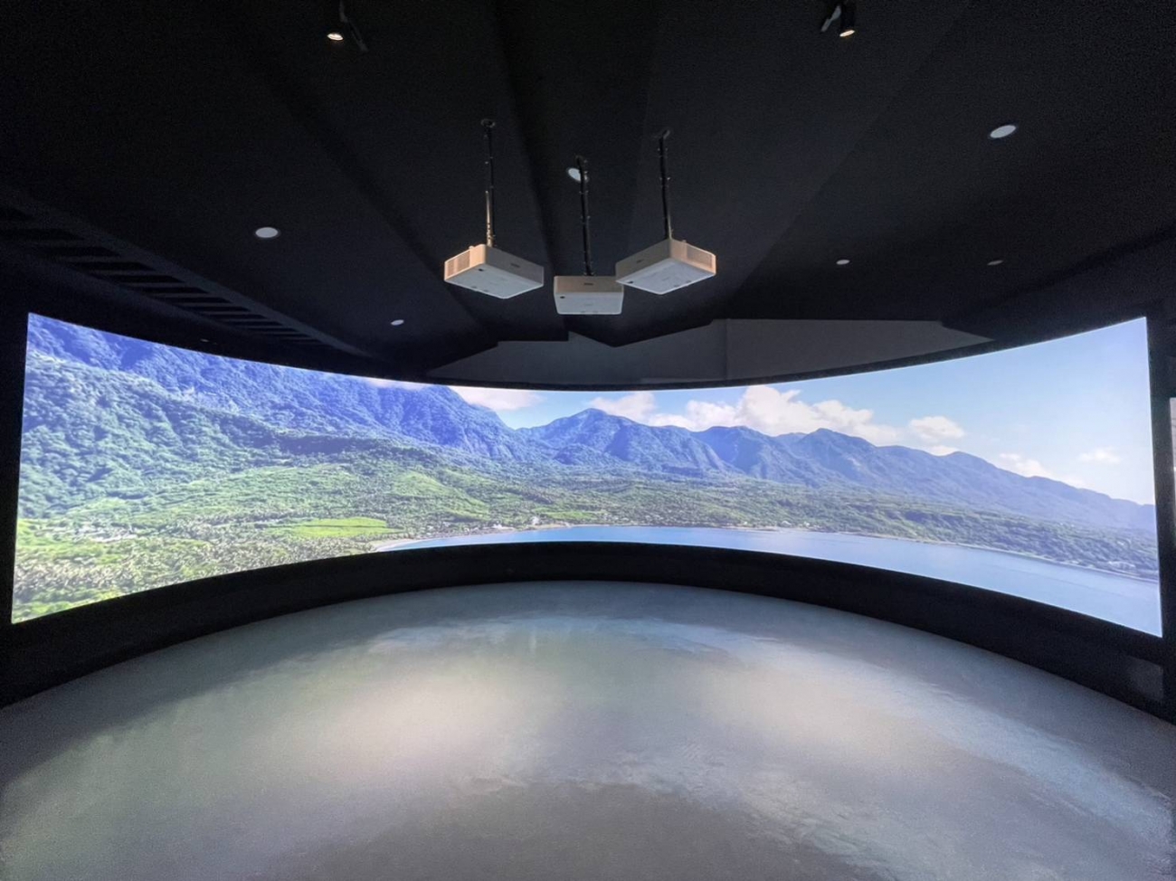 國立臺東大學多媒體弧形幕